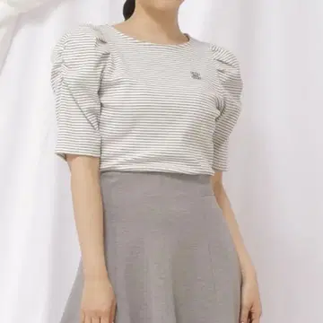JILL BY JILLSTUART 파워 숄더 로고 티셔츠