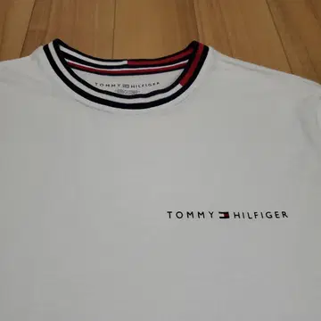 새상품급 타미힐피거 TOMMY HILFIGER 원포인트 로고 티셔츠