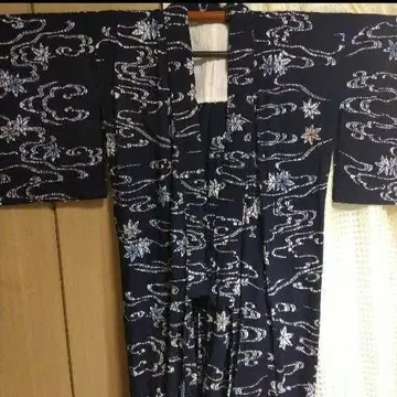 로케츠 염색 유카타, 물 흐르는 단풍
