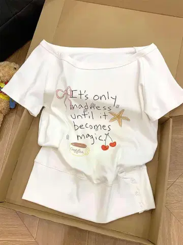 오프숄더 화이트 티셔츠