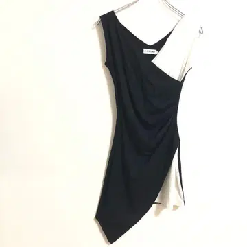 슬리브리스 원피스 비대칭 무릎 아래 타이트 화이트 블랙 한국제 a3500