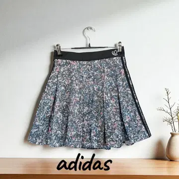 아디다스 플라워 프린트 플레어 스커트