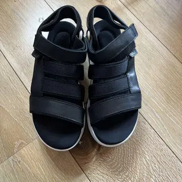 Teva 블랙 스트랩 샌들
