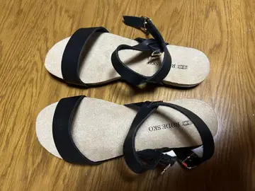 블랙 스트랩 샌들