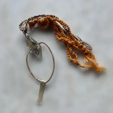 크리스탈 참이 달린 뜨개질 머리끈