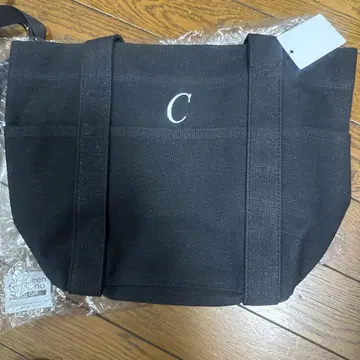 블랙 토트백 C 자수 장식