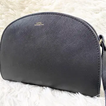 컨디션 최상 A.P.C. 아페쎄 하프문 숄더백 사피아노