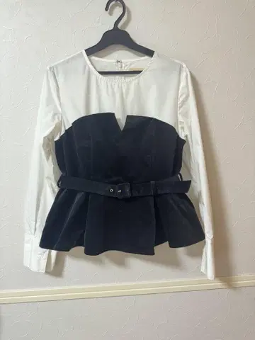 화이트 블랙 페플럼 뷔스티에 블라우스