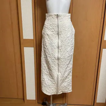 미사용 새상품 아이보리 부푼 자카드 지퍼 타이 롱 스커트