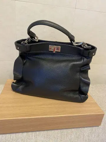 블랙 가죽 프릴 핸드백