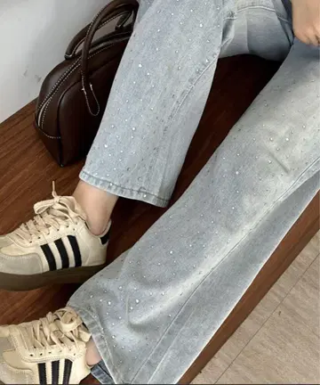 반짝이는 큐빅 장식이 있는 스트레이트 데님