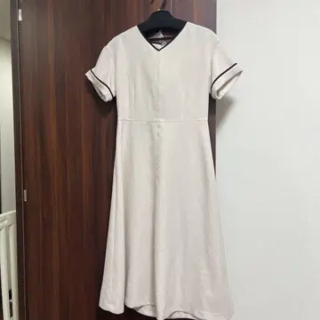 베이지 반팔 V넥 원피스 36