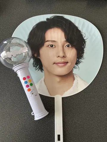 후지카가야 타이스케 부채와 Kis-My-Ft2 화이트 응원봉