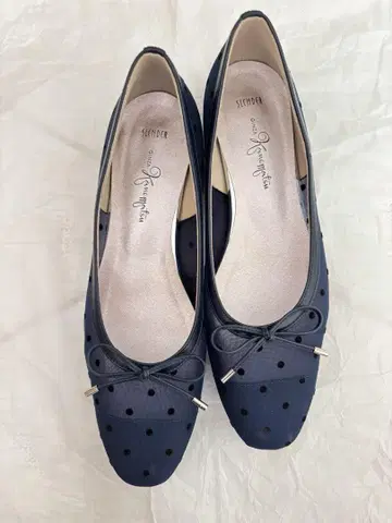 네이비 도트 무늬 플랫슈즈 24.5cm