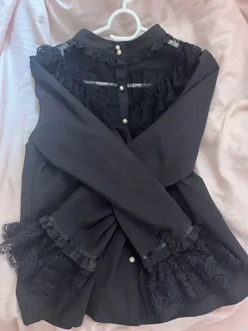 axes 프릴이 달린 블랙 블라우스
