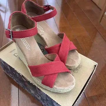 TOMS 레드 크로스 스트랩 웨지 샌들