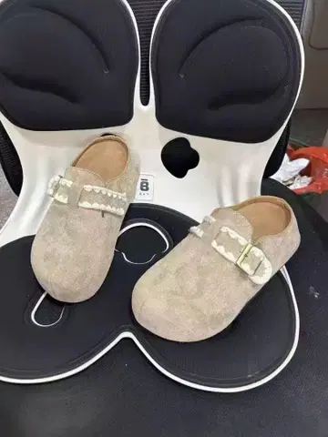 베이지 스웨이드 버클 클로그 샌들