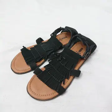 Minnetonka 프린지 블랙 스웨이드 샌들 6