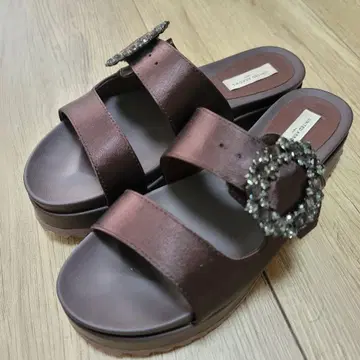 비쥬가 달린 브라운 샌들