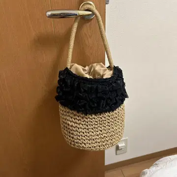프릴이 달린 바스켓백 베이지와 블랙
