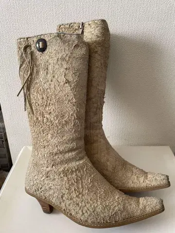 크림색 패브릭 부츠 미들 힐