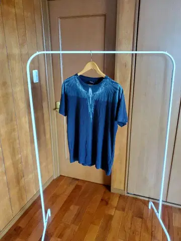 MARCELO BURLON (마르셀로 불론) 페더 티셔츠 bts