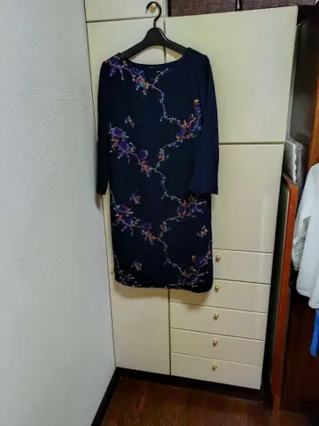 네이비 꽃무늬 자수 긴팔 원피스
