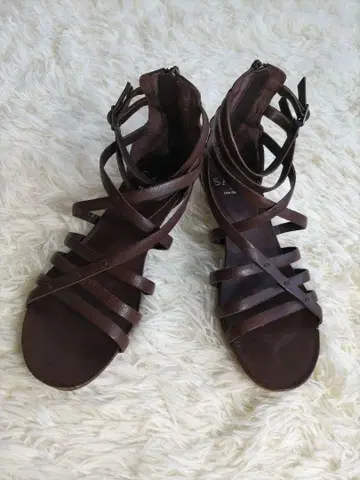 SAYA 사야 브라운 천연 가죽 뜨개질 글래디에이터 가죽 샌들
