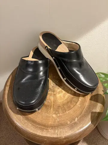 8/2까지 가격 인하 유리 가공 가죽 블랙 샌들 made in ITALY