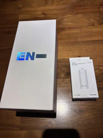 ENHYPEN OFFICIAL LIGHT STICK VER.2와 배터리