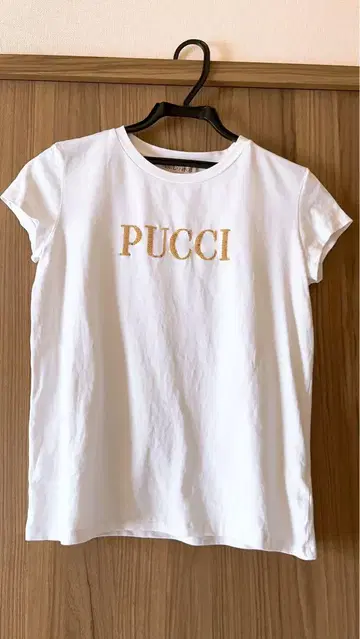 PUCCI 골드 자수 반팔 티셔츠
