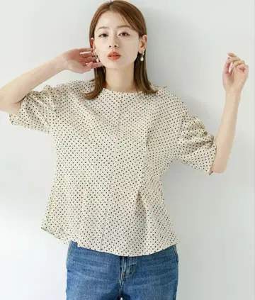 어반 리서치 써니 라벨] 부푼 도트 턱 블라우스