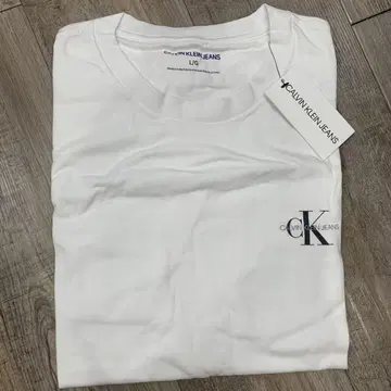 7m57 CALVIN KLEIN JEANS 화이트 티셔츠 L 사이즈
