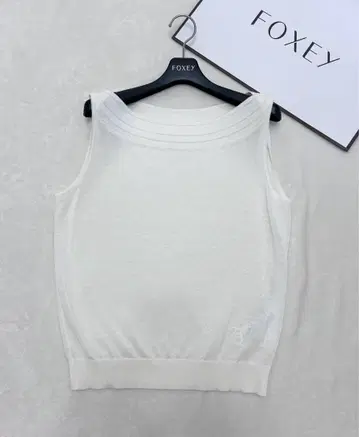 FOXEY 화이트 슬리브리스 니트