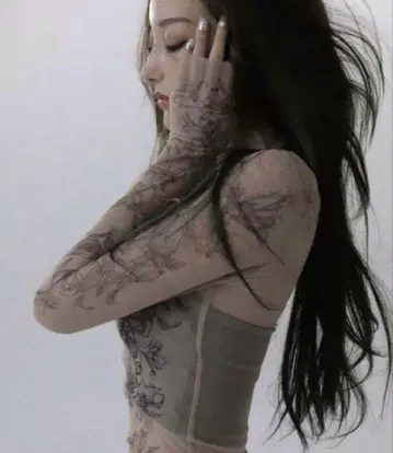 백합 문양의 타투가 여성의 마음을 녹인다.