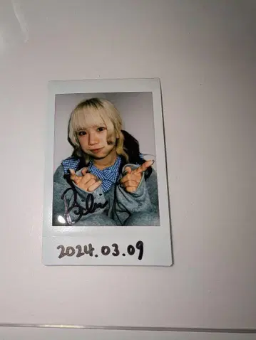 PIGGS BIBI 사인. 날짜가 포함된 폴라로이드