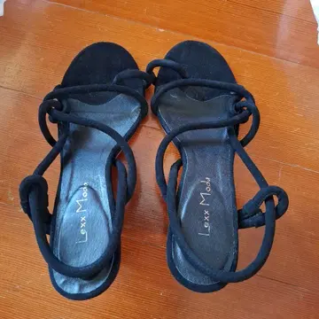 Lexx Moda 블랙 스트랩 샌들