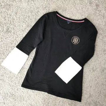 Tommy Hilfiger 블랙 7부 소매 티셔츠 큐빅 로고 S