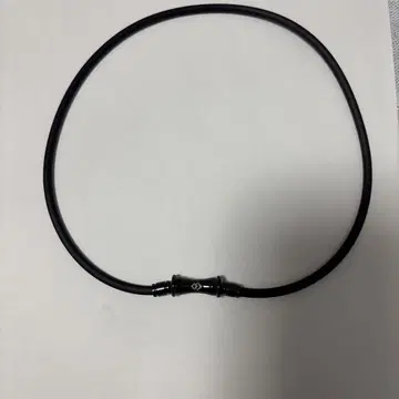 심플 블랙 목걸이 코란토테