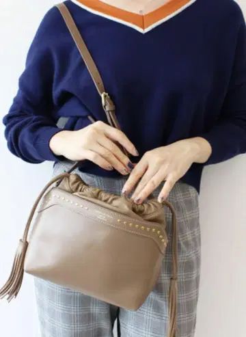 CHRISTIAN VILLA 복조리 숄더백 가죽 토프