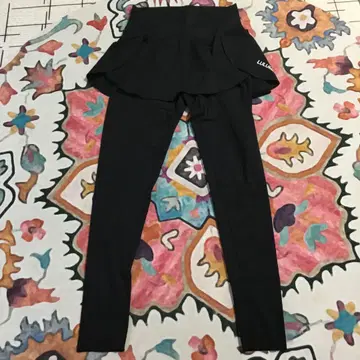 LULULEMON 프릴이 달린 블랙 레깅스 S