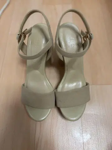 릴리 브라운 베이지 플랫폼 힐 샌들