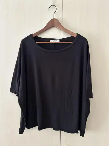 Deuxieme class CALUX 블랙 티셔츠
