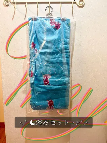 파란색 바탕에 금붕어가 그려진 유카타와 오비 세트