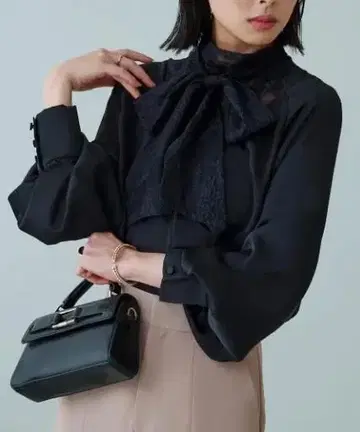 RUIRUE BOUTIQUE 트라이앵글 레이스 보타이 블라우스