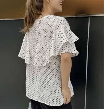 노리즈 사커 도트 백 프릴 블라우스