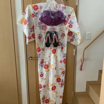 꽃무늬 유카타, 보라색 오비, 일본 나막신 세트