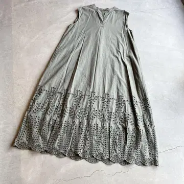 DAMA collection 슬리브리스 원피스 카키 자수 빅