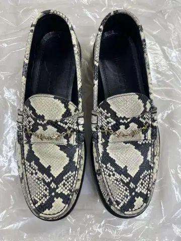 고품질! 뒷면 안감 처리됨! /JIMMY CHOO/뱀 패턴 로퍼/