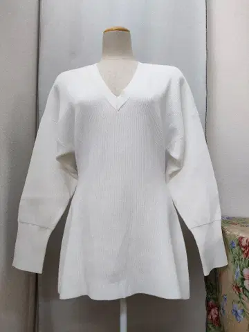 스터닝 롱 기장 니트 화이트 V넥